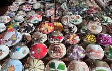 Indlæs billede til gallerivisning Glas Brevvægt “Girl in Flower”