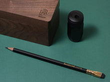 Indlæs billede til gallerivisning Penalhus i træ med 24 blyanter, spidser og beskytter