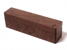 Indlæs billede til gallerivisning Penalhus i træ med 24 blyanter, spidser og beskytter