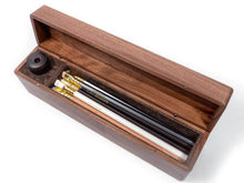 Indlæs billede til gallerivisning Penalhus i træ med 24 blyanter, spidser og beskytter