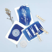 Indlæs billede til gallerivisning DIY Cyanotype Kit - Postkort: 22 x 16 x 5,5 cm / Ikke egnet til børn