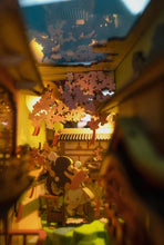 Indlæs billede til gallerivisning Miniature House Falling Sakura
