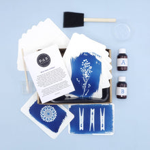 Indlæs billede til gallerivisning DIY Cyanotype Kit - Postkort: 22 x 16 x 5,5 cm / Ikke egnet til børn
