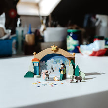 Indlæs billede til gallerivisning MINIATURE-STØRRELSE NATIVITY SCENE &#39;JUL PÅ VEJEN&#39;
