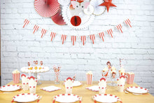 Indlæs billede til gallerivisning KRANS AF RØDE FLOSSEDE FLAG MED HVIDE OG GULD STRIBER
